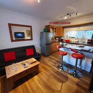 https://budget-studio-barry-island-dog-friendly.cardiffhotelswales.com
